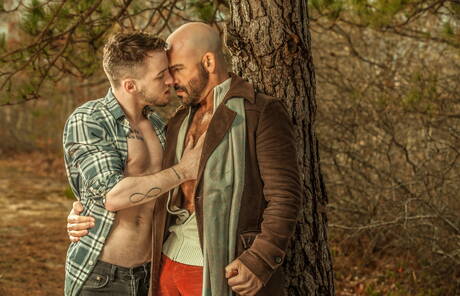 Zwei amerikanische Jungs, der haarige Hengst Adam Russo und der muskulöse Colton Grey zeigen im Freien einen kräftigen Körper