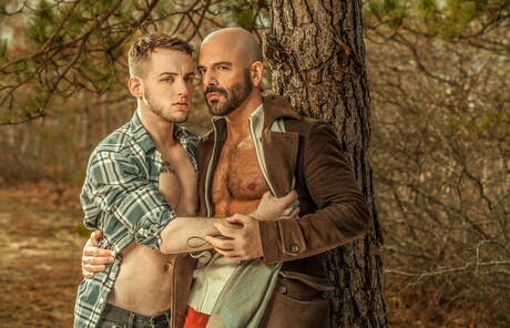 Zwei amerikanische Jungs, der haarige Hengst Adam Russo und der muskulöse Colton Grey zeigen im Freien einen kräftigen Körper