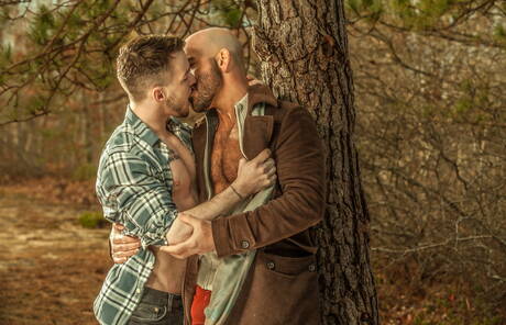 Zwei amerikanische Jungs, der haarige Hengst Adam Russo und der muskulöse Colton Grey zeigen im Freien einen kräftigen Körper