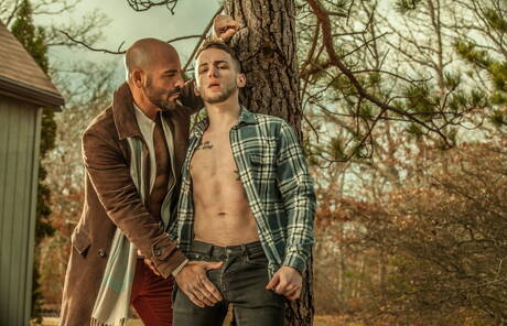 Zwei amerikanische Jungs, der haarige Hengst Adam Russo und der muskulöse Colton Grey zeigen im Freien einen kräftigen Körper