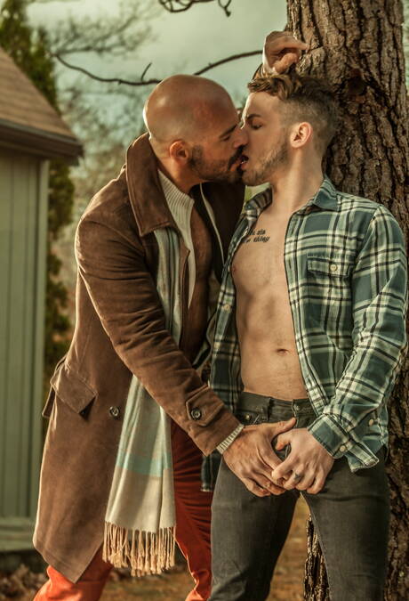 Zwei amerikanische Jungs, der haarige Hengst Adam Russo und der muskulöse Colton Grey zeigen im Freien einen kräftigen Körper