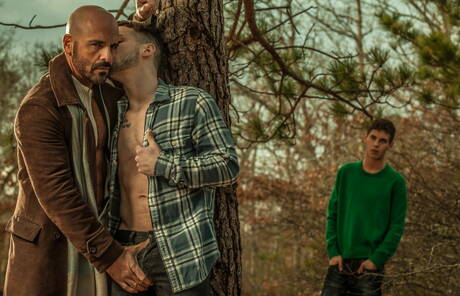 Zwei amerikanische Jungs, der haarige Hengst Adam Russo und der muskulöse Colton Grey zeigen im Freien einen kräftigen Körper