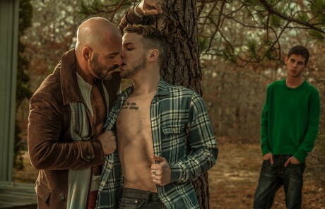 Zwei amerikanische Jungs, der haarige Hengst Adam Russo und der muskulöse Colton Grey zeigen im Freien einen kräftigen Körper