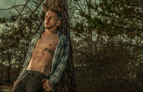 Zwei amerikanische Jungs, der haarige Hengst Adam Russo und der muskulöse Colton Grey zeigen im Freien einen kräftigen Körper