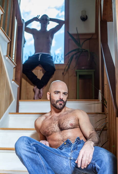 美國帥哥毛茸茸的Adam Russo和性感小鮮肉Trent Ferris進行了精彩的手淫