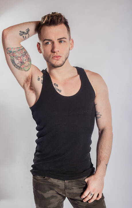 アメリカ人のたくましい体格のコルトン・グレイがヌードでポーズをとる