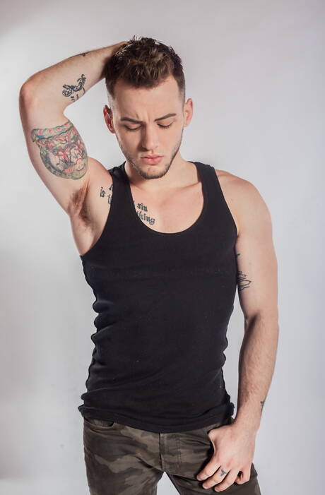 アメリカ人のたくましい体格のコルトン・グレイがヌードでポーズをとる