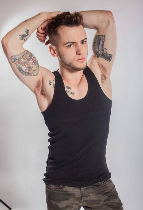 アメリカ人のたくましい体格のコルトン・グレイがヌードでポーズをとる