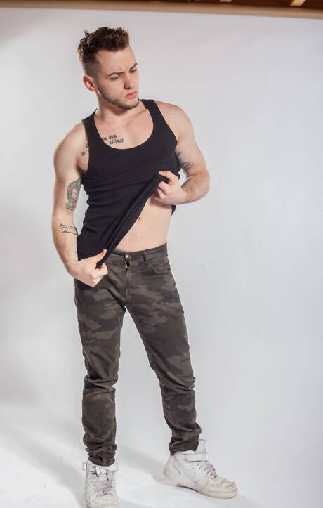 Icon Male: American well-built Colton Grey posing nude