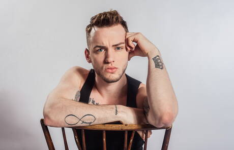 アメリカ人のたくましい体格のコルトン・グレイがヌードでポーズをとる