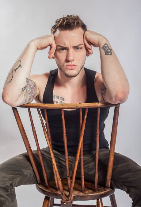 アメリカ人のたくましい体格のコルトン・グレイがヌードでポーズをとる