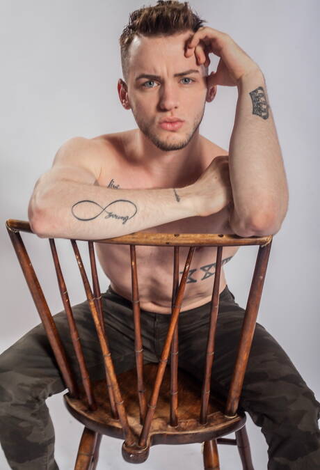 アメリカ人のたくましい体格のコルトン・グレイがヌードでポーズをとる