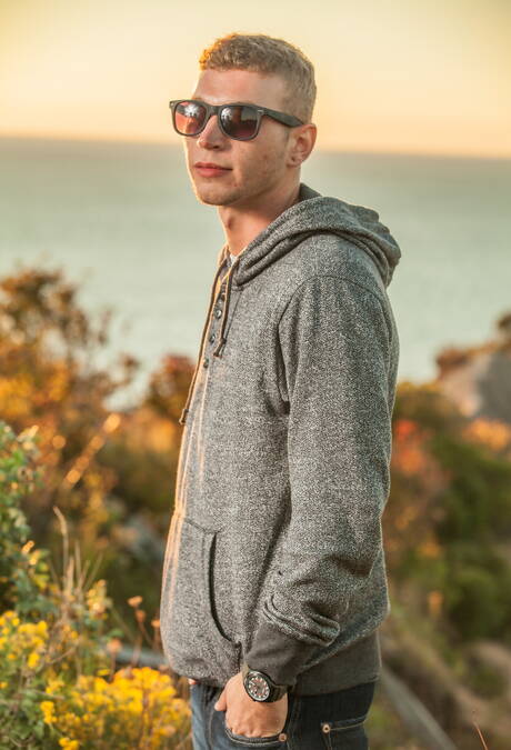 Amerikaanse otter Alexander Greene en Ierse harige beer Brendan Patrick poseren naakt op het strand