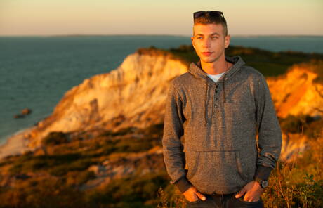 Amerikaanse otter Alexander Greene en Ierse harige beer Brendan Patrick poseren naakt op het strand