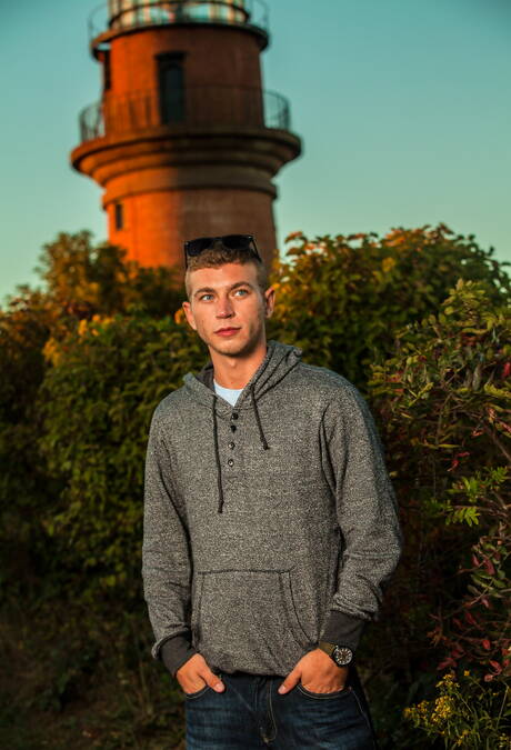 Amerikaanse otter Alexander Greene en Ierse harige beer Brendan Patrick poseren naakt op het strand