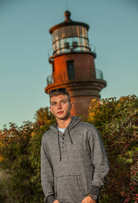 Amerikaanse otter Alexander Greene en Ierse harige beer Brendan Patrick poseren naakt op het strand
