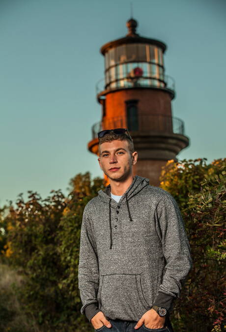Amerikaanse otter Alexander Greene en Ierse harige beer Brendan Patrick poseren naakt op het strand