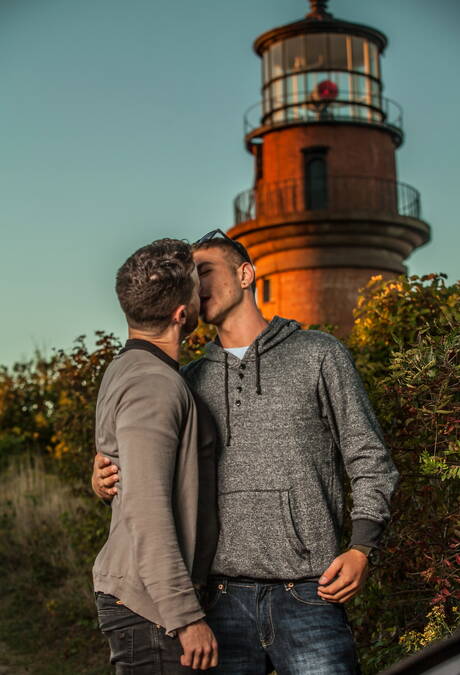 Amerikaanse otter Alexander Greene en Ierse harige beer Brendan Patrick poseren naakt op het strand