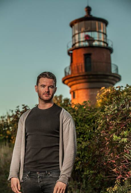 Amerikaanse otter Alexander Greene en Ierse harige beer Brendan Patrick poseren naakt op het strand