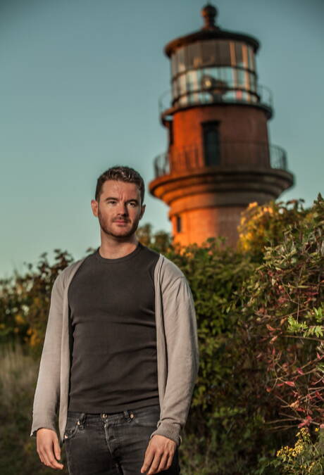 Amerikaanse otter Alexander Greene en Ierse harige beer Brendan Patrick poseren naakt op het strand