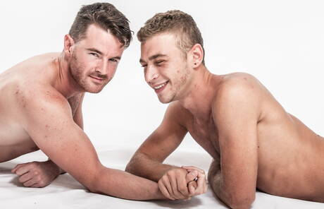 美國毛茸茸的種馬亞歷山大·格林和愛爾蘭成熟熊布倫丹·帕特里克展示了美麗的身體