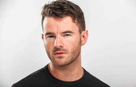 Der haarige amerikanische Hengst Alexander Greene und der reife irische Bär Brendan Patrick zeigen einen wunderschönen Körper