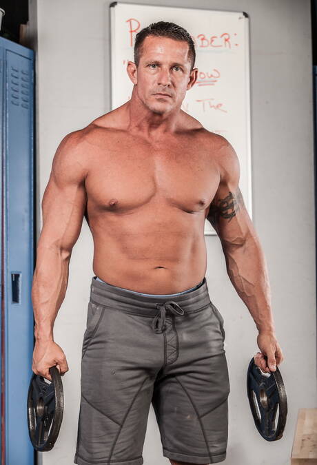 Der schöne Junge Lucca Killian und der heiße Twink Rock posieren nackt und zeigen ihren knackigen Arsch