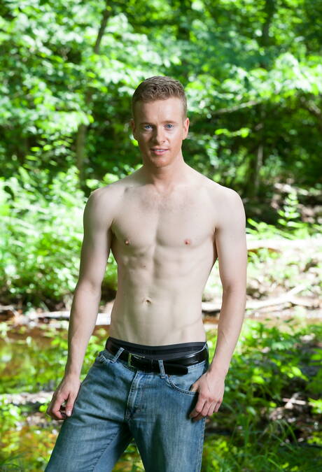 Icon Male: American young dude Liam Harkmore and beefcake Alexandre Greene posing nude outside