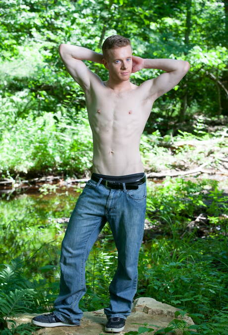 Der junge Amerikaner Liam Harkmore und der Muskelprotz Alexandre Greene posieren nackt draußen