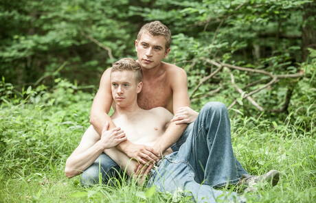 Der junge Amerikaner Liam Harkmore und der Muskelprotz Alexandre Greene posieren nackt draußen