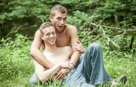 Der junge Amerikaner Liam Harkmore und der Muskelprotz Alexandre Greene posieren nackt draußen