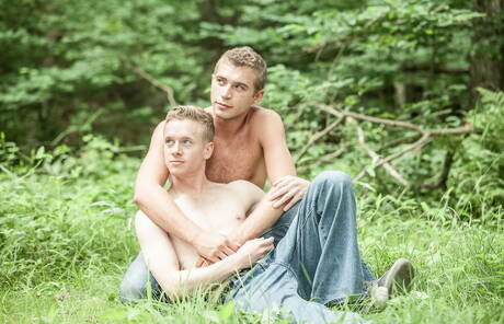 Der junge Amerikaner Liam Harkmore und der Muskelprotz Alexandre Greene posieren nackt draußen