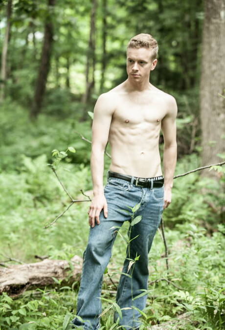 O jovem americano Liam Harkmore e o bonitão Alexandre Greene posando nus ao ar livre