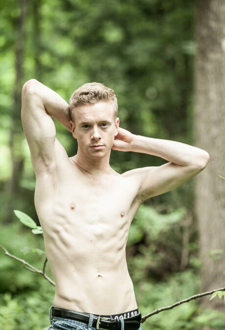 Der junge Amerikaner Liam Harkmore und der Muskelprotz Alexandre Greene posieren nackt draußen