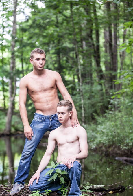 Der junge Amerikaner Liam Harkmore und der Muskelprotz Alexandre Greene posieren nackt draußen