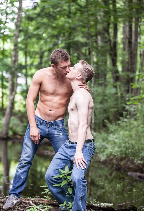 Der junge Amerikaner Liam Harkmore und der Muskelprotz Alexandre Greene posieren nackt draußen