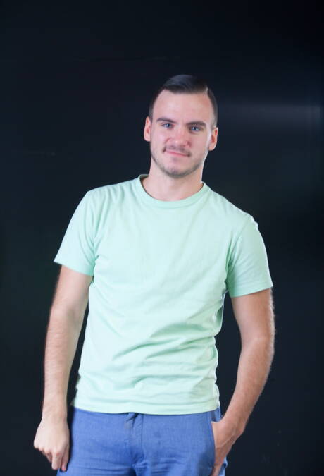 Icon Male: American beefcake Aaron Slate posing nude and showing his ass