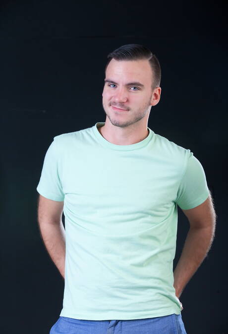 Amerikaanse spierbundel Aaron Slate poseert naakt en laat zijn kont zien