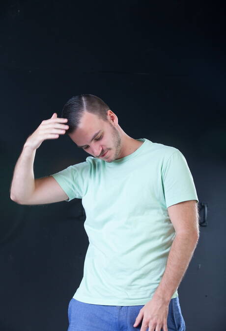 Amerikaanse spierbundel Aaron Slate poseert naakt en laat zijn kont zien