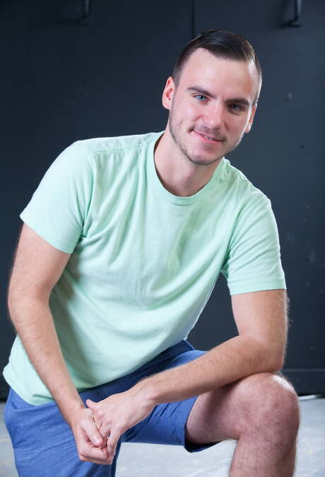 Amerikaanse spierbundel Aaron Slate poseert naakt en laat zijn kont zien