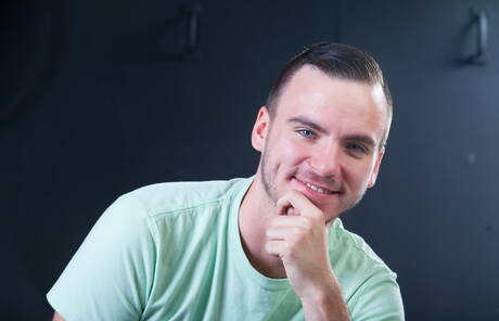 Amerikaanse spierbundel Aaron Slate poseert naakt en laat zijn kont zien