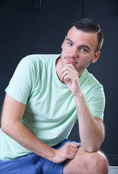 Amerikaanse spierbundel Aaron Slate poseert naakt en laat zijn kont zien