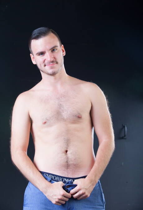 Amerikaanse spierbundel Aaron Slate poseert naakt en laat zijn kont zien