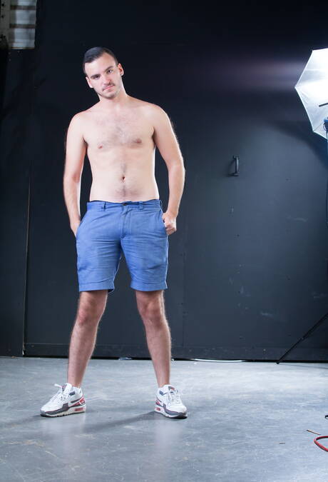 Amerikaanse spierbundel Aaron Slate poseert naakt en laat zijn kont zien