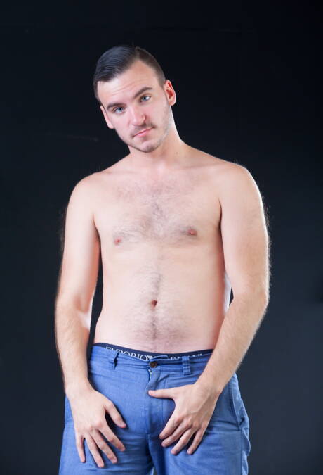 Amerikaanse spierbundel Aaron Slate poseert naakt en laat zijn kont zien