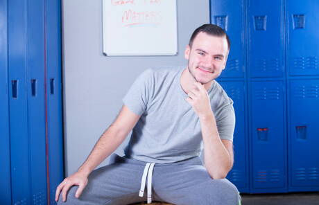 Amerikaanse knappe Aaron Slate poseert naakt en laat zijn hete kont zien