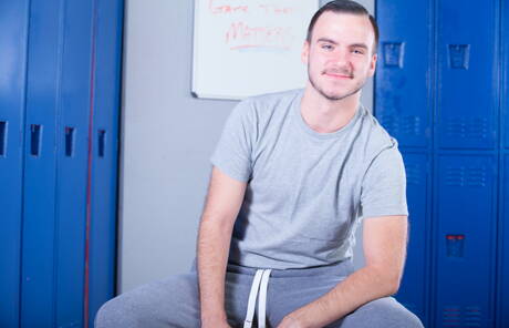 Amerikaanse knappe Aaron Slate poseert naakt en laat zijn hete kont zien