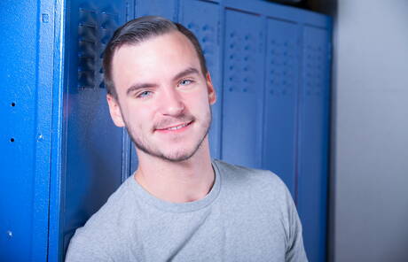 Amerikaanse knappe Aaron Slate poseert naakt en laat zijn hete kont zien