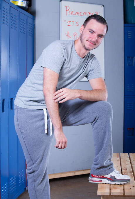 Amerikaanse knappe Aaron Slate poseert naakt en laat zijn hete kont zien