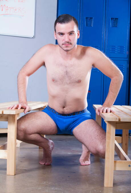 Amerikaanse knappe Aaron Slate poseert naakt en laat zijn hete kont zien